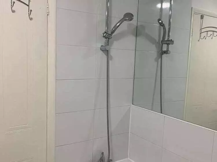 Residenssi Charming 2 Bed House In London