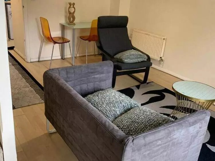 Residenssi Charming 2 Bed House In London