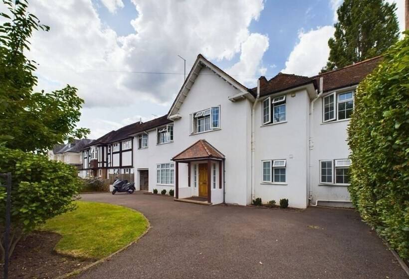 The Richmond Park Hideaway Cozy 5bdr House With Garden + Rooftop Terrace