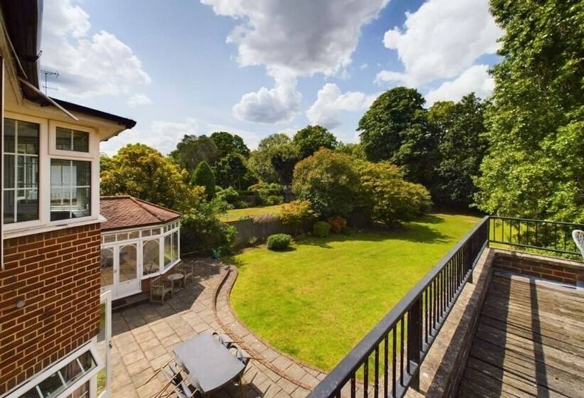 The Richmond Park Hideaway Cozy 5bdr House With Garden + Rooftop Terrace