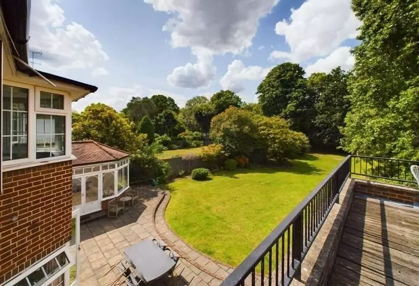 The Richmond Park Hideaway   Cozy 5bdr House With Garden + Rooftop Terrace