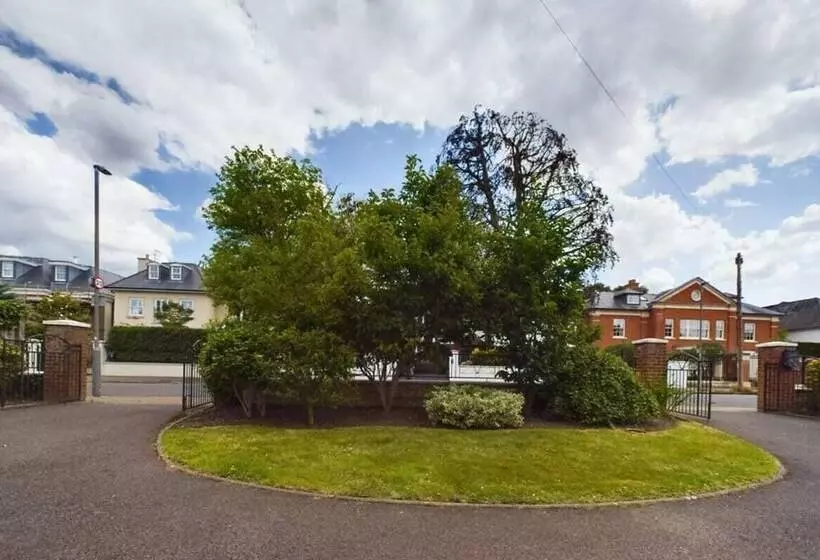 The Richmond Park Hideaway   Cozy 5bdr House With Garden + Rooftop Terrace