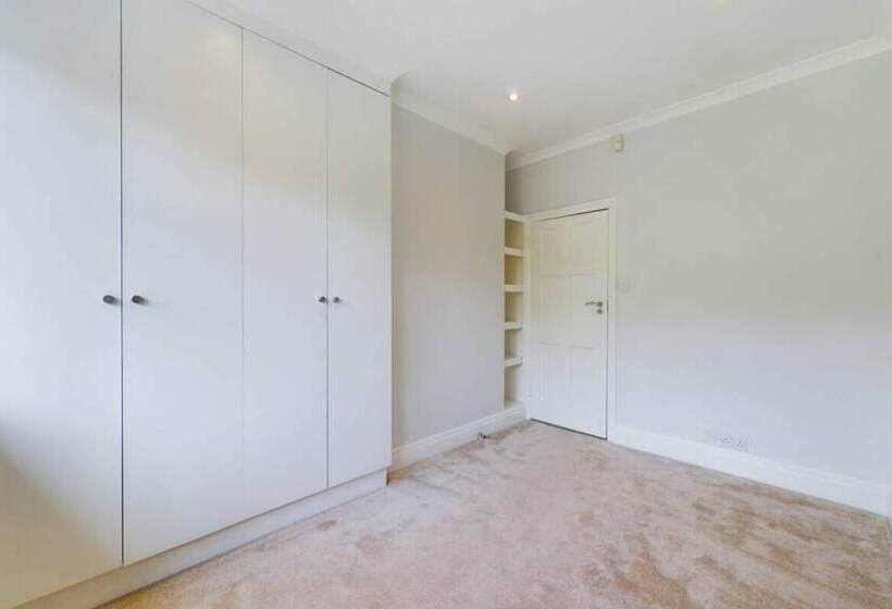 The Richmond Park Hideaway Cozy 5bdr House With Garden + Rooftop Terrace