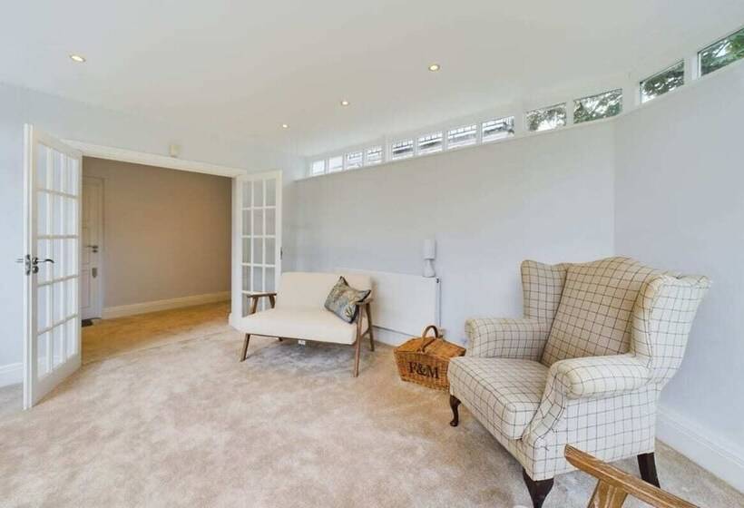 The Richmond Park Hideaway Cozy 5bdr House With Garden + Rooftop Terrace