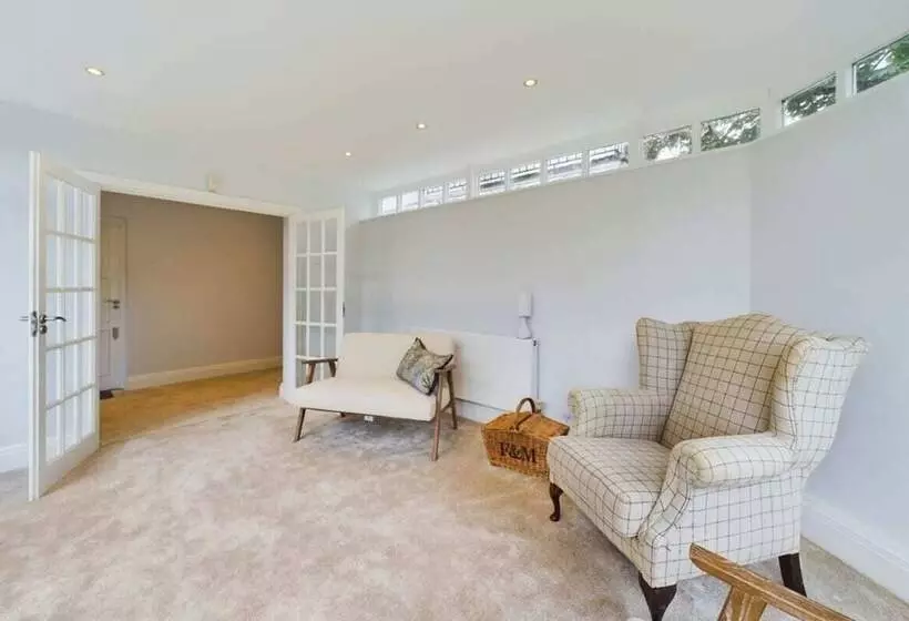 The Richmond Park Hideaway   Cozy 5bdr House With Garden + Rooftop Terrace