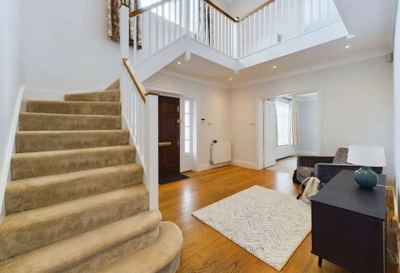 The Richmond Park Hideaway Cozy 5bdr House With Garden + Rooftop Terrace