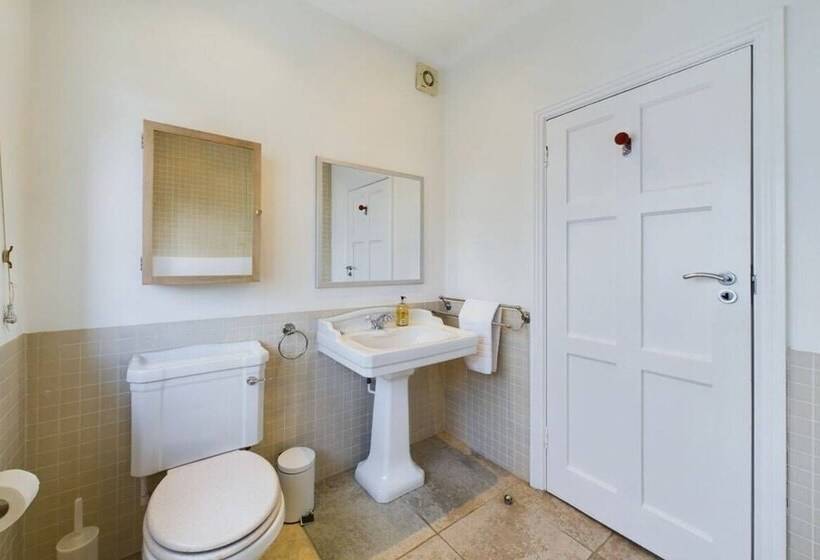 The Richmond Park Hideaway Cozy 5bdr House With Garden + Rooftop Terrace