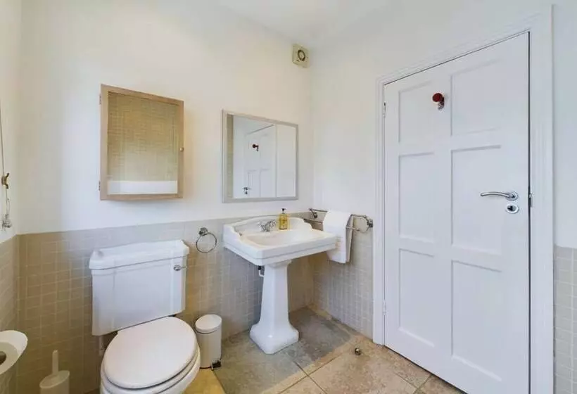 The Richmond Park Hideaway   Cozy 5bdr House With Garden + Rooftop Terrace