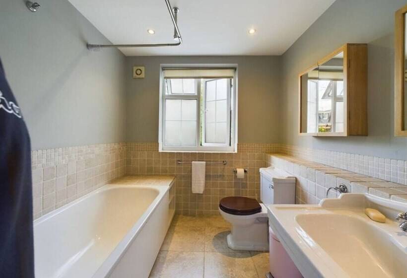 The Richmond Park Hideaway Cozy 5bdr House With Garden + Rooftop Terrace