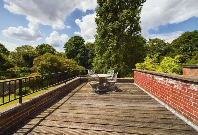 The Richmond Park Hideaway Cozy 5bdr House With Garden + Rooftop Terrace