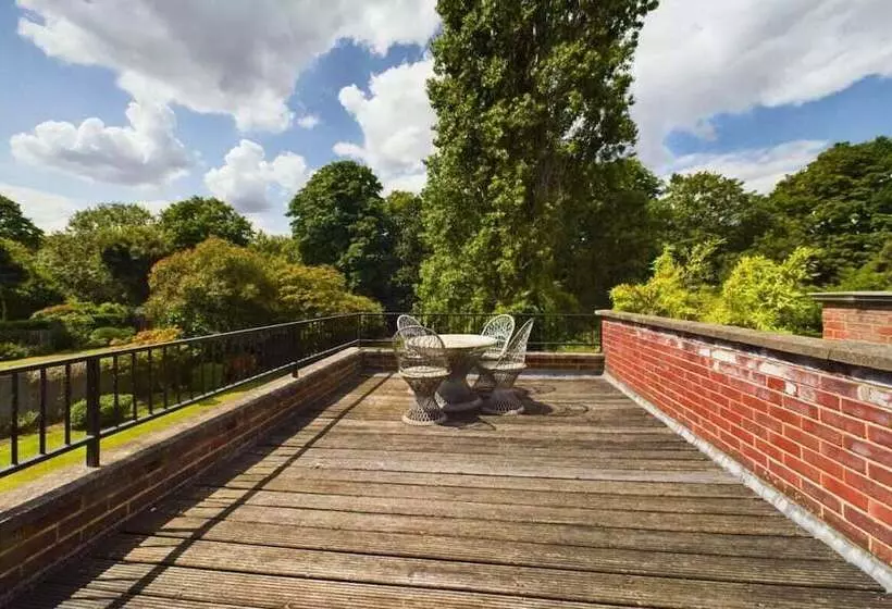 The Richmond Park Hideaway   Cozy 5bdr House With Garden + Rooftop Terrace