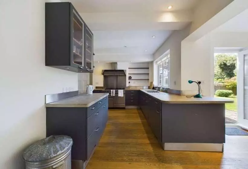 The Richmond Park Hideaway   Cozy 5bdr House With Garden + Rooftop Terrace