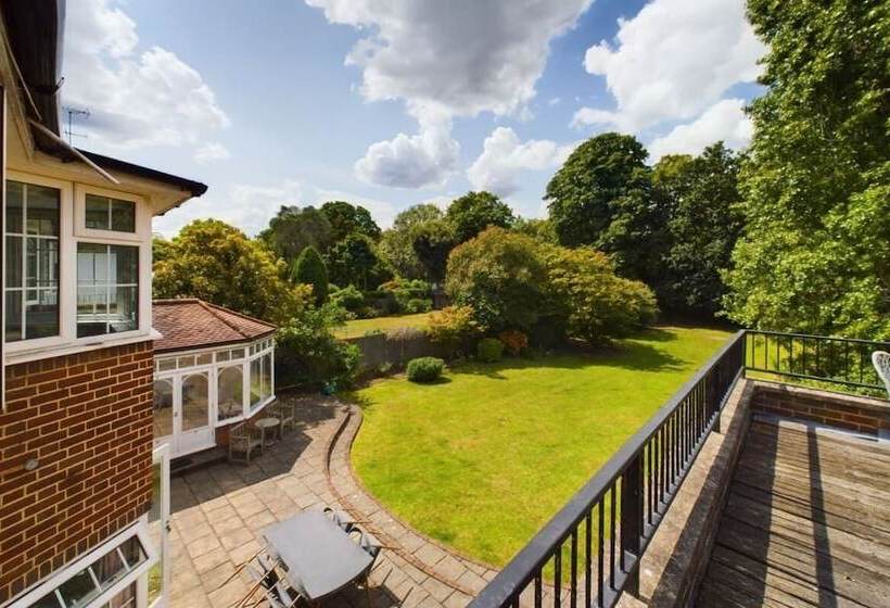 The Richmond Park Hideaway Cozy 5bdr House With Garden + Rooftop Terrace