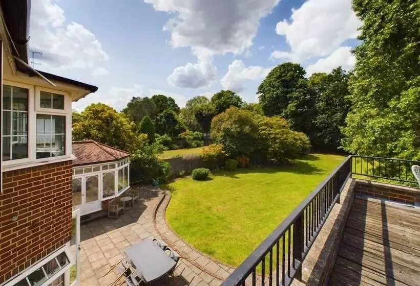 The Richmond Park Hideaway   Cozy 5bdr House With Garden + Rooftop Terrace