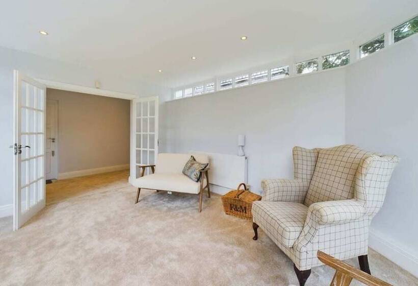 The Richmond Park Hideaway Cozy 5bdr House With Garden + Rooftop Terrace