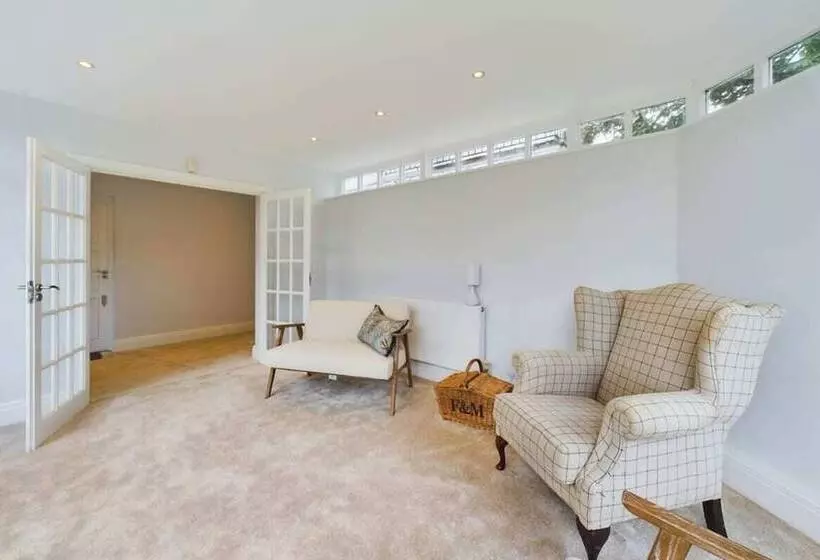 The Richmond Park Hideaway   Cozy 5bdr House With Garden + Rooftop Terrace