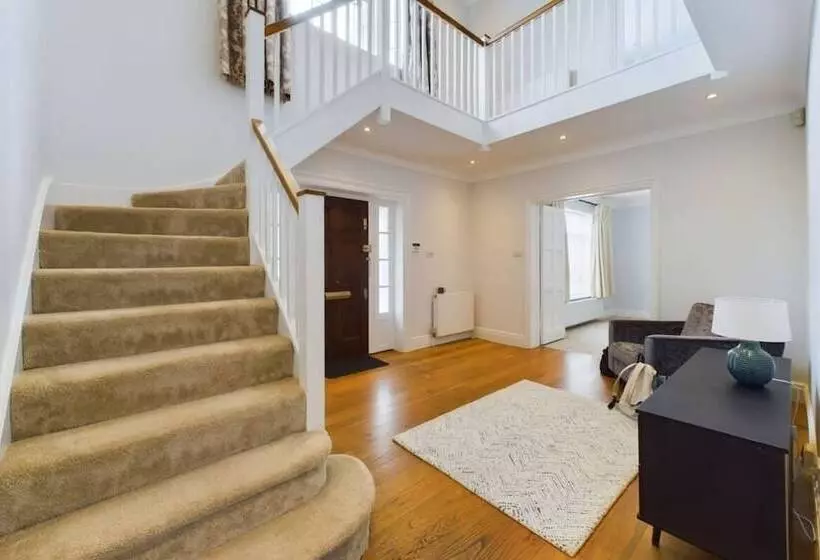 The Richmond Park Hideaway   Cozy 5bdr House With Garden + Rooftop Terrace