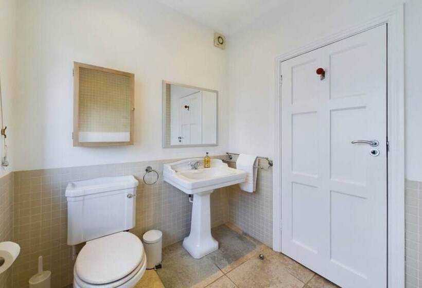 The Richmond Park Hideaway Cozy 5bdr House With Garden + Rooftop Terrace