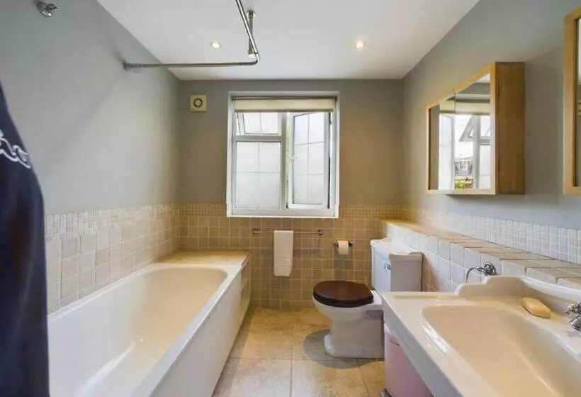 The Richmond Park Hideaway   Cozy 5bdr House With Garden + Rooftop Terrace