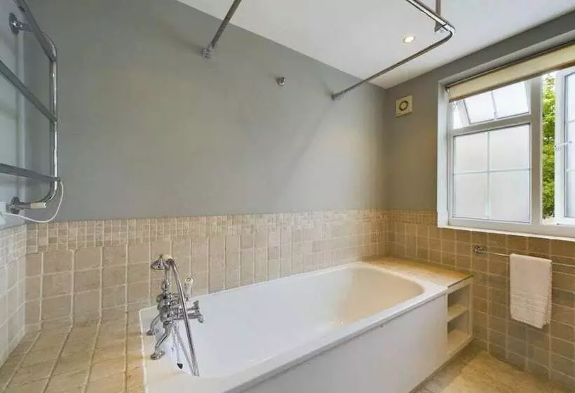The Richmond Park Hideaway   Cozy 5bdr House With Garden + Rooftop Terrace
