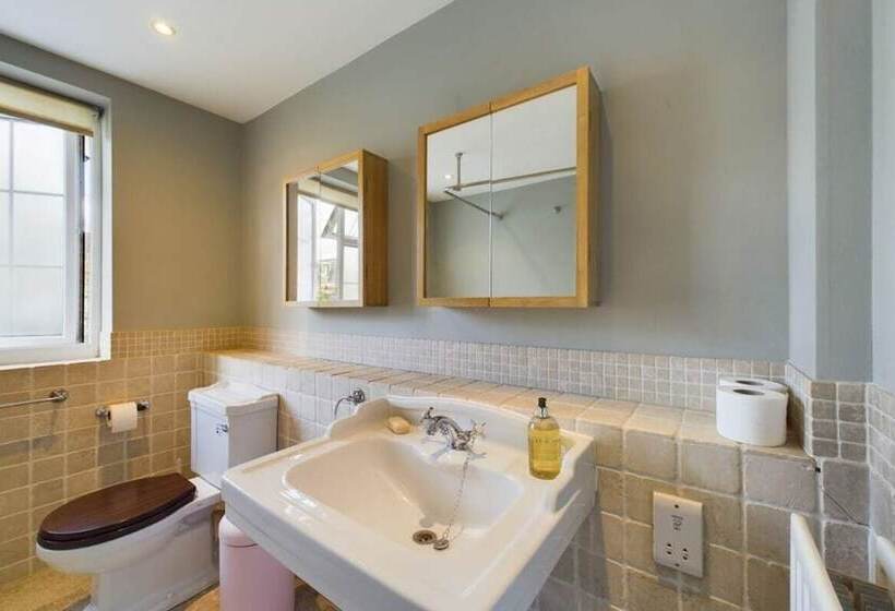 The Richmond Park Hideaway Cozy 5bdr House With Garden + Rooftop Terrace