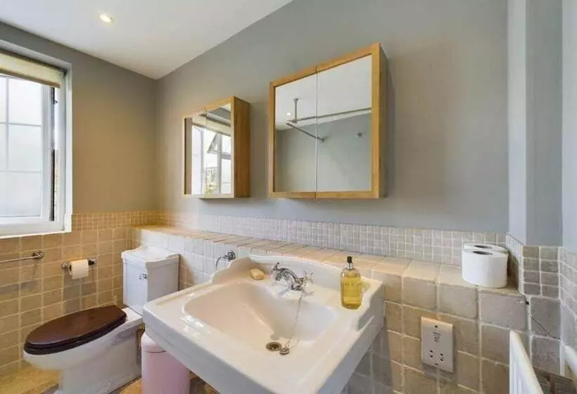 The Richmond Park Hideaway   Cozy 5bdr House With Garden + Rooftop Terrace