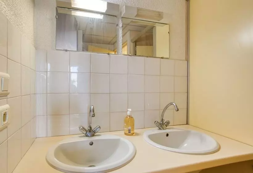 Auberge De Fréjus Saint Raphael   Hostel