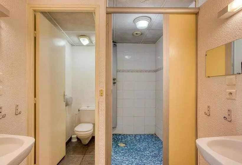 Auberge De Fréjus Saint Raphael   Hostel