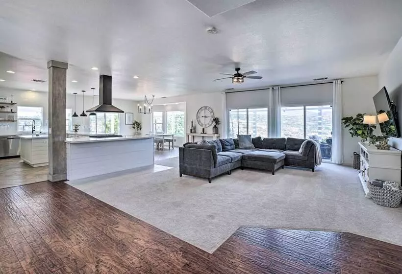 Beautiful Hemet Home: Large Patio & Mtn Views!