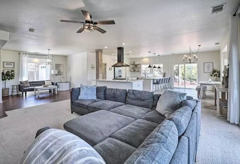 Beautiful Hemet Home: Large Patio & Mtn Views!