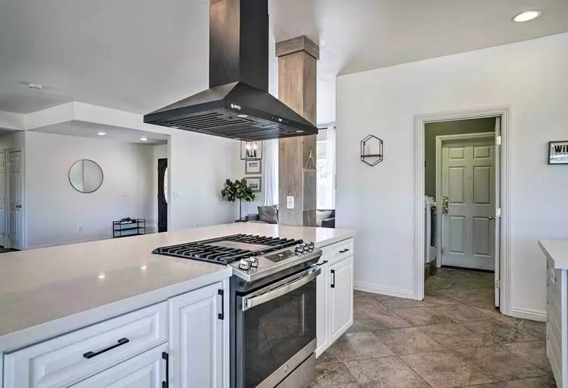 Beautiful Hemet Home: Large Patio & Mtn Views!