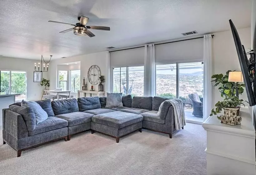 Beautiful Hemet Home: Large Patio & Mtn Views!