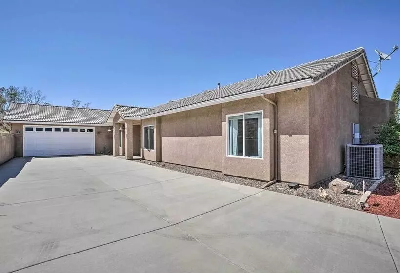 Beautiful Hemet Home: Large Patio & Mtn Views!