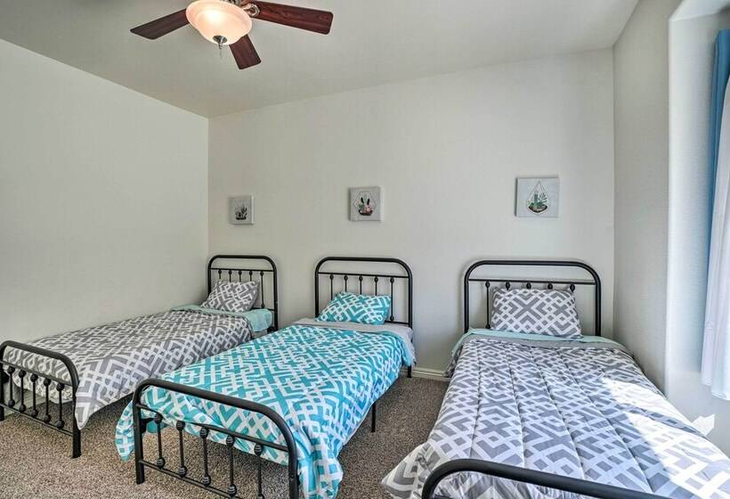 Beautiful Hemet Home: Large Patio & Mtn Views!