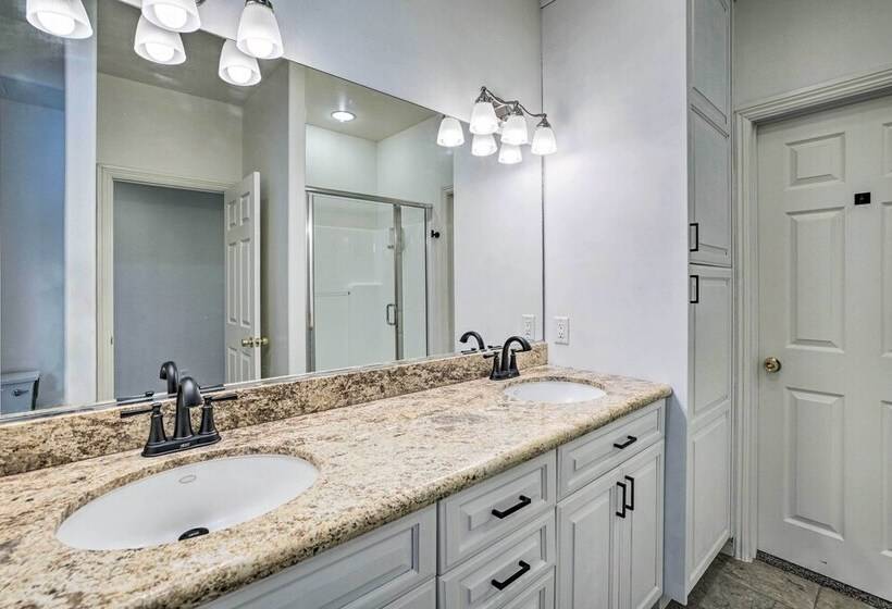 Beautiful Hemet Home: Large Patio & Mtn Views!