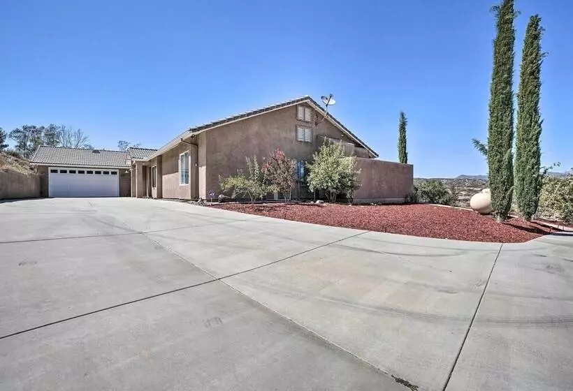 Beautiful Hemet Home: Large Patio & Mtn Views!