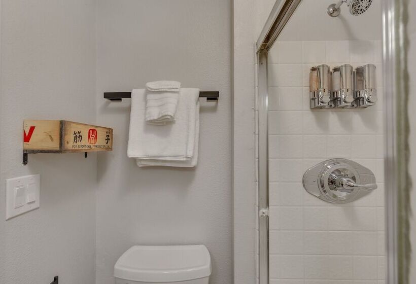 Highliner Hotel   Deluxe King With City View