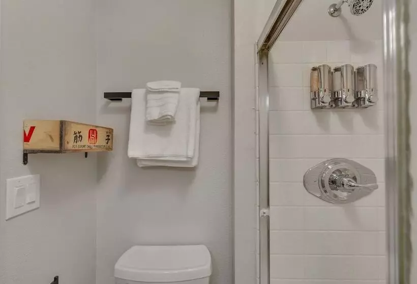 Highliner Hotel Deluxe King With City View