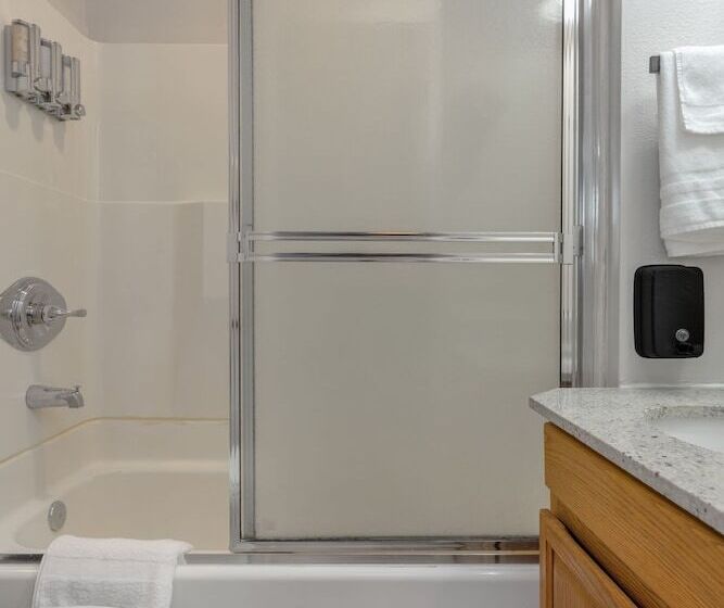 Highliner Hotel   Deluxe King With City View