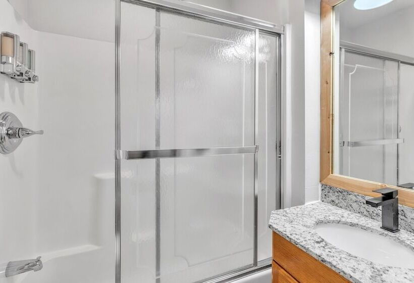 Highliner Hotel   Deluxe King With City View