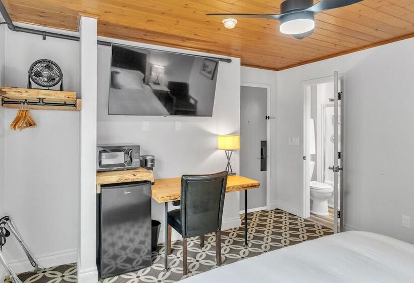 Highliner Hotel   Deluxe King With City View