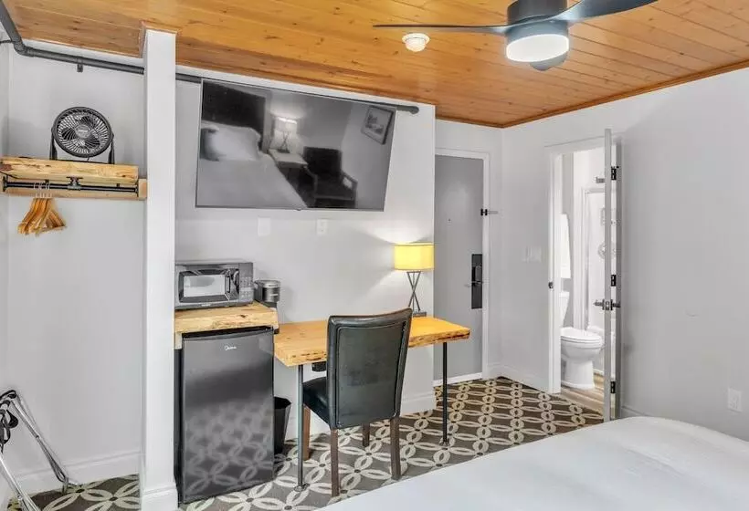 Highliner Hotel Deluxe King With City View