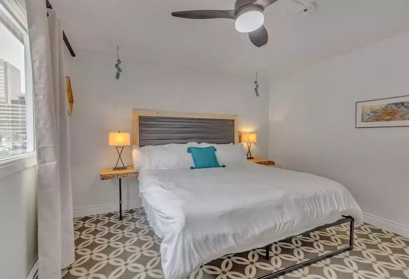 Highliner Hotel Deluxe King With City View
