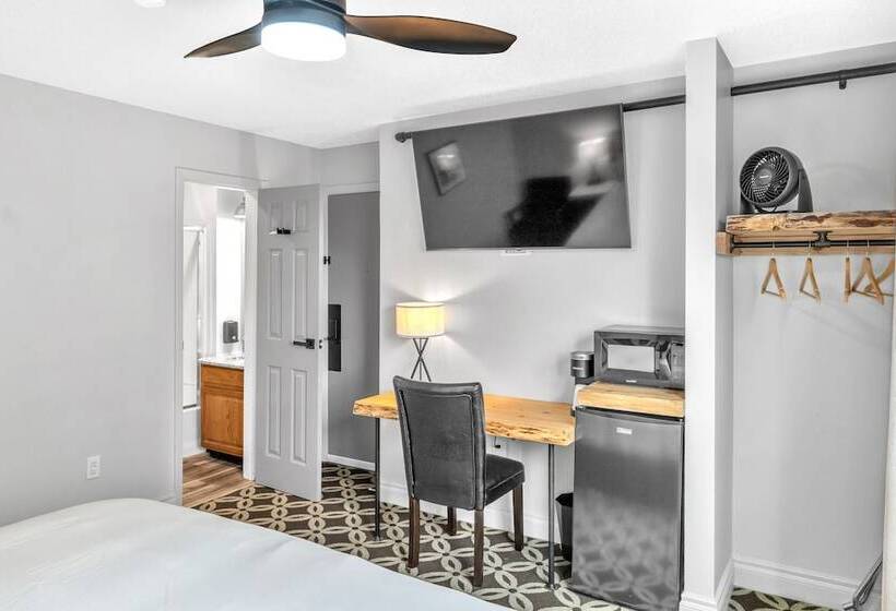 Highliner Hotel   Deluxe King With City View