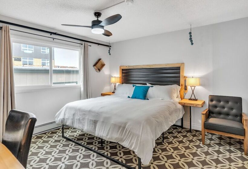 Highliner Hotel   Deluxe King With City View