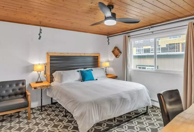 Highliner Hotel Deluxe King With City View