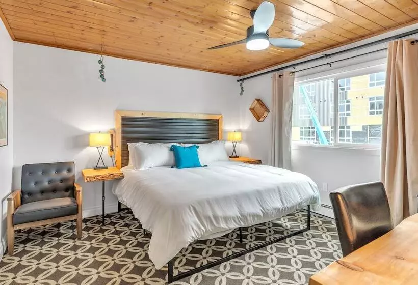 Highliner Hotel Deluxe King With City View