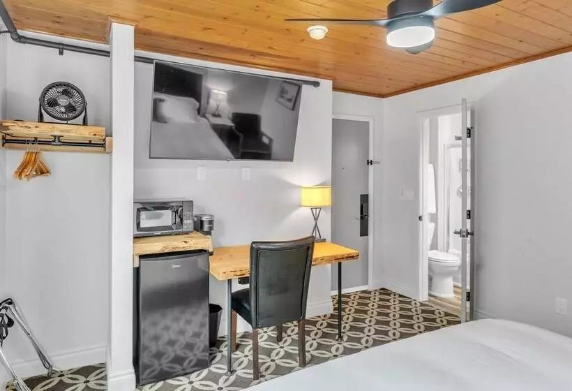 Highliner Hotel Deluxe King With City View