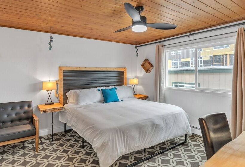 Highliner Hotel   Deluxe King With City View