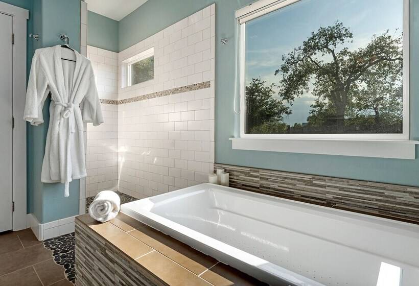 Luxury Cottage With Views Fireplace & Grill!